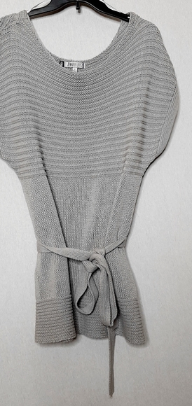 Jennifer Lopez sweater - Picture 2 of 10